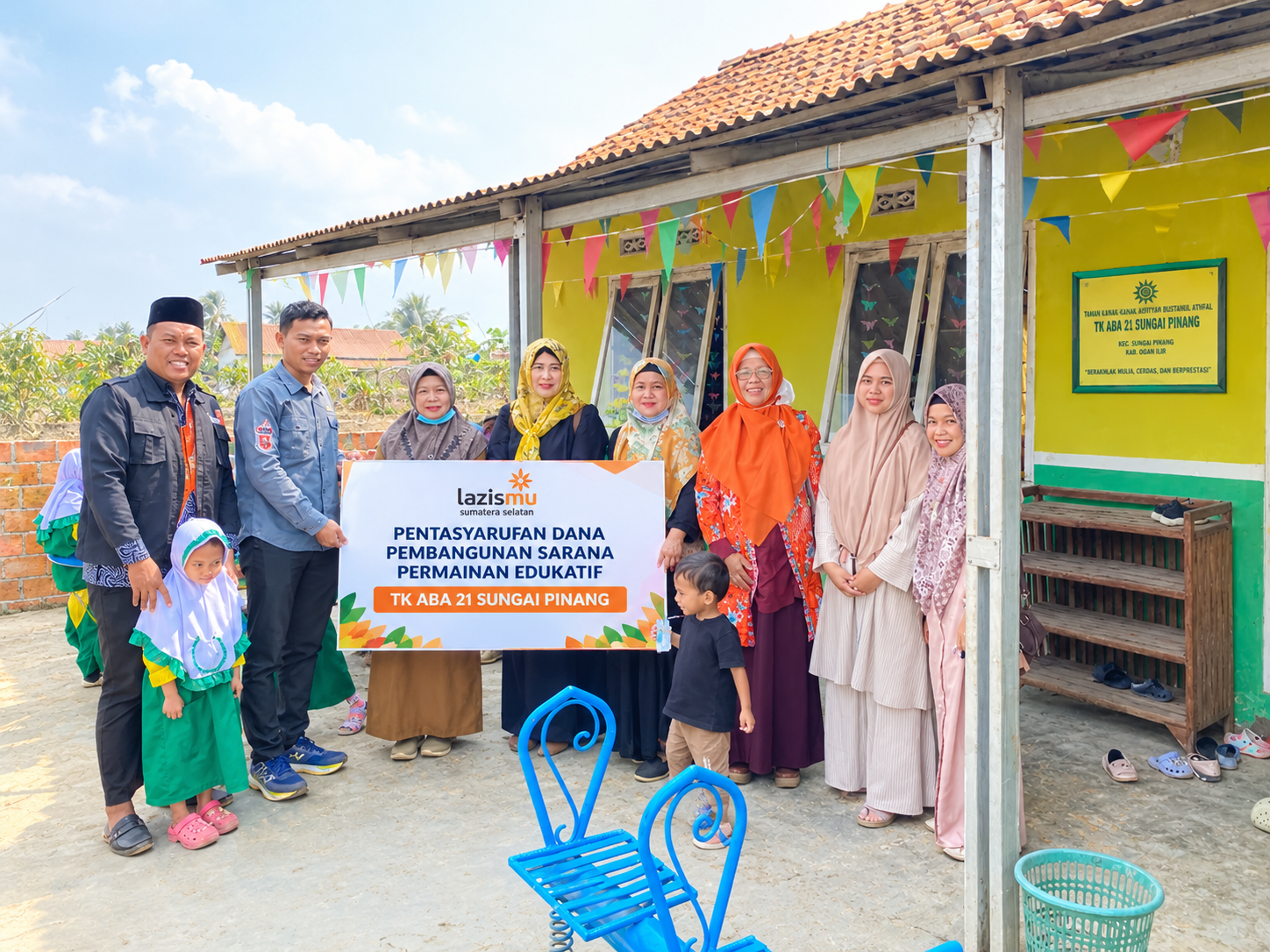 Lazismu Sumatera Selatan melakukan Pentasyarufan Dana untuk Pembangunan Sarana Permainan Edukatif di TK ABA 21 Sungai Pinang